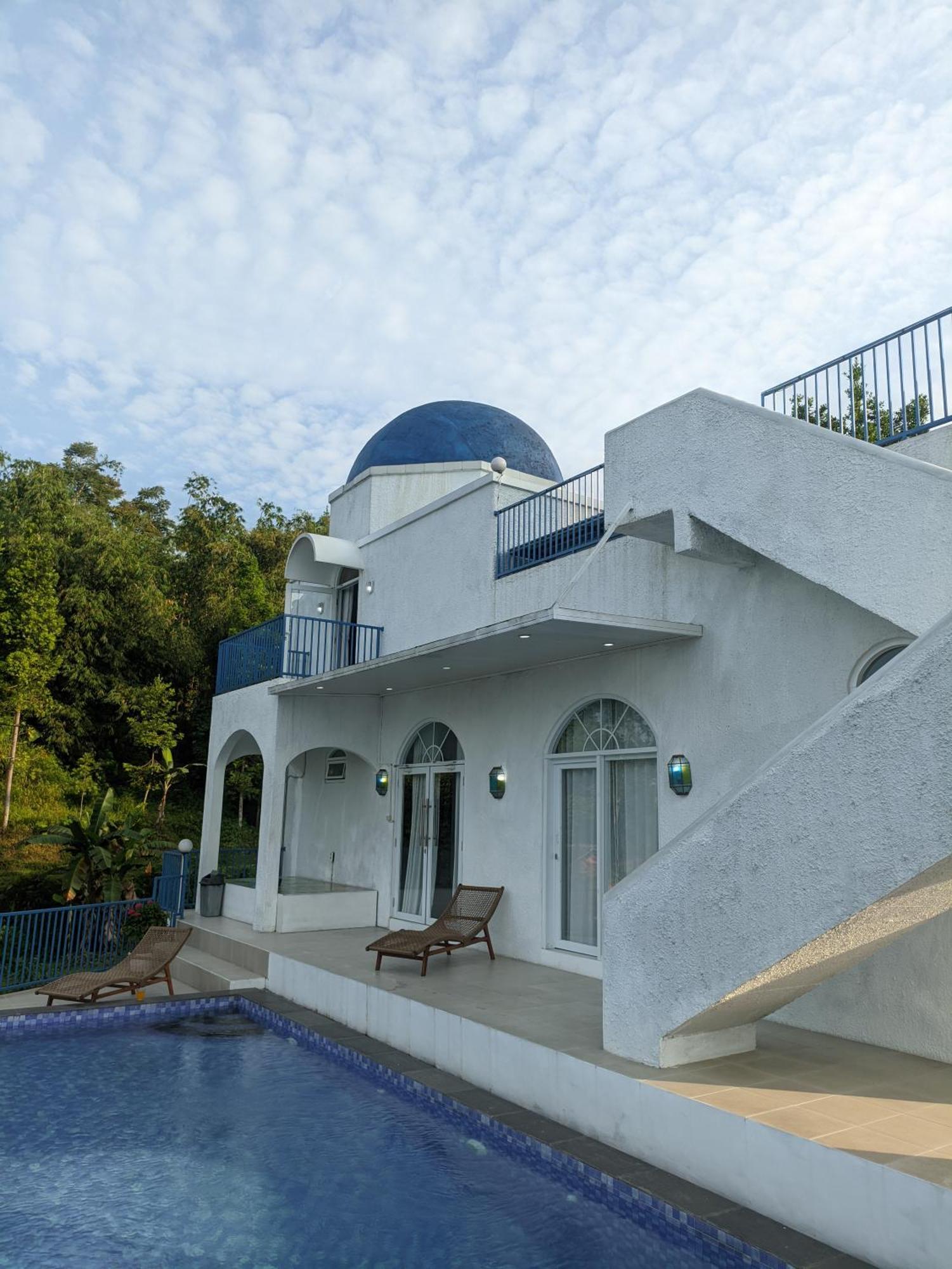 Villa Blue Door, Puncak Pondok Cipaseban Bagian luar foto